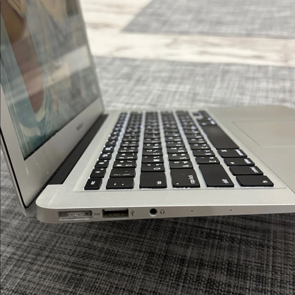 Apple MacBook Air 13” 2014 with a Brand New Laptop Sleeve and a Charger